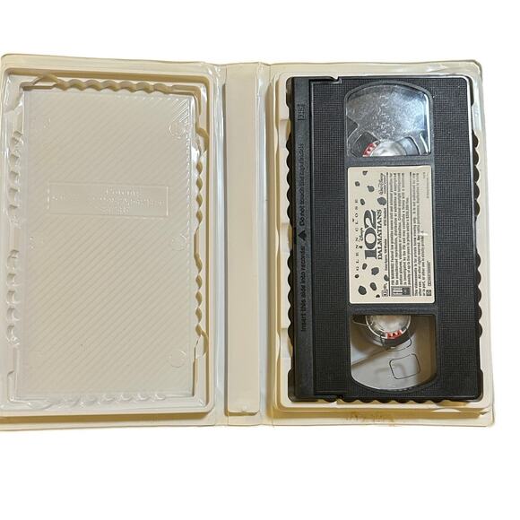 Disney’s 102 Dalmatians VHS Tape - Picture 2 of 7